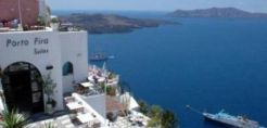 ΥΠΕΚΑ: Απαντά σε δημοσιεύματα για την αναστολή έκδοσης οικοδομικών αδειών στη Θήρα 
