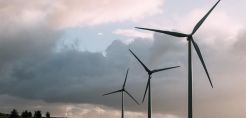 Μελέτη iWind Renewables: 2,5 δισ. ευρώ εξοικονόμησαν τα αιολικά και τα φωτοβολταϊκά στην αγορά ηλεκτρικής ενέργειας το 2021
