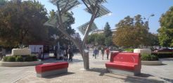 Τοποθετήθηκε τελικά στα Τρίκαλα το φωτοβολταϊκό δέντρο