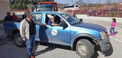 Εκπρόσωποι των εργαζομένων της ΔΕΗ κοντά στους μετανάστες