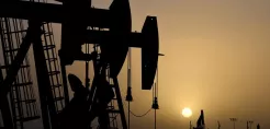 Rystad Energy: Στo 7% της παγκόσμιας ζήτησης υγρών καυσίμων, το έλλειμμα στη Μέση Ανατολή – Σενάρια για πτώση παραγωγής στο αργό έως και 70%