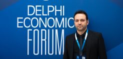 Πτώση στη μετοχή της Tesla - Μειώνει την παραγωγή αυτοκινήτων 