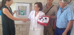 H Energean χορηγεί απινιδωτές σε τρεις περιοχές του νομού Ιωαννίνων