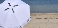 Η πρώτη στον κόσμο φωτοβολταϊκή ομπρέλα θαλάσσης έρχεται από τη Θεσσαλονίκη