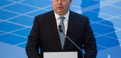Σιάμισιης στους αναλυτές: Επιτάχυνση των επενδύσεων στις ΑΠΕ – Στο τέλος Σεπτεμβρίου το rebranding των ΕΛΠΕ