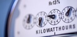 ΔΕΗ και Ιδιώτες προμηθευτές απορρίπτουν την πρόταση της ΡΑΕ για την κατηγοριοποίηση των τιμολογίων ρεύματος – Τι αναφέρουν στη διαβούλευση