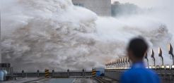 Σε επίπεδα-ρεκόρ η στάθμη στο Φράγμα των Τριών Ποταμών της Κίνας - Απειλείται τεράστια περιοχή
