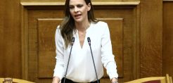 Αχτσιόγλου: Κατά συρροή ψευδή επιχειρήματα από τον κ. Χατζηδάκη για την ΔΕΗ