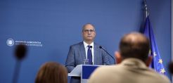 Οικονόμου: Δεν εξετάζονται μέτρα υποχρεωτικού χαρακτήρα - Καθυστερημένη η παρέμβαση της Κομισιόν