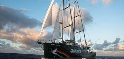 Στον Πειραιά το Rainbow Warrior της Greenpeace