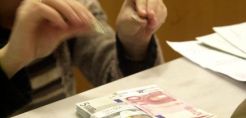 «Στο κόκκινο» οι αναλήψεις των Ελλήνων από τράπεζες 