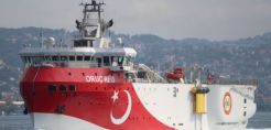 Δυτικά της Καλολίμνου πλέει το τουρκικό ερευνητικό πλοίο Oruc Reis