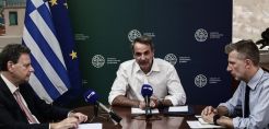 Επίσκεψη Μητσοτάκη στο ΥΠΕΝ: «Η χώρα πρωταγωνίστρια στην πράσινη μετάβαση - Μέριμνά μας η στήριξη της αγοράς και των ευάλωτων»