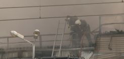 Στο σκοτάδι έμειναν κτίρια στη Μόσχα λόγω πυρκαγιάς