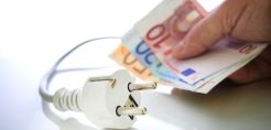 «Κόκκινος» ο κακοπληρωτής μετά από δύο ληξιπρόθεσμους λογαριασμούς -  Τι προβλέπει ο νέος μηχανισμός για debt flagging και «ενεργειακό τουρισμό» μετά τη συνάντηση Σκυλακάκη - ΡΑΑΕΥ - ΔΕΔΔΗΕ