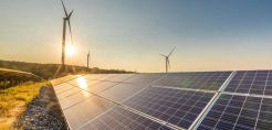 IEA: Εφικτός ο στόχος του 2030 για τριπλασιασμό των ΑΠΕ - Οι απαιτήσεις για τα δίκτυα και την αποθήκευση
