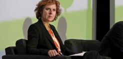 Hedegaard προς τράπεζες: Δώστε δάνεια για ΑΠΕ, όχι για ορυκτά