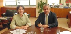 Υδρογονάνθρακες, αγωγοί και CNG στη συνάντηση Μανιάτη με την πρέσβειρα του Ισραήλ
