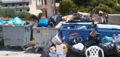 Οι δήμοι χρωστούν, τα σκουπίδια συσσωρεύονται