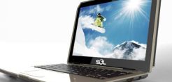 Laptop φορτίζει με ενσωματωμένα ηλιακά πάνελ