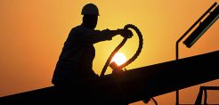 DW: Συνεχίζεται ο κατήφορος του πετρελαίου