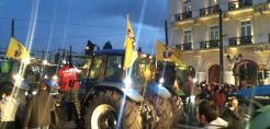 Έφτασαν στο Σύνταγμα οι αγρότες
