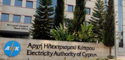 Με απεργιακές κινητοποιήσεις απειλούν τα σωματεία της ΑΗΚ