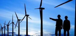 Με παραπομπή στο Ευρωπαϊκό Δικαστήριο απειλείται η χώρα μας λόγω καθυστερήσεων στην ενσωμάτωση της κοινοτικής οδηγίας για διευκόλυνση της αδειοδότησης σταθμών ΑΠΕ