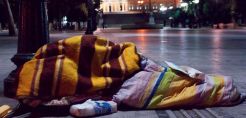 Δήμος Αθηναίων: Ανοίγει αίθουσες με θέρμανση για άστεγους