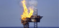 Μαίνεται η πυρκαγιά στη ρωσική πλατφόρμα πετρελαίου που επλήγη στη Μαύρη Θάλασσα