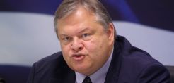 ΠΑΣΟΚ για Λαφαζάνη: Υπερηφανεύονται για αυτά που αποκαλούσαν «μπανανία»;
