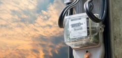 Εγκρίθηκε στη Βουλή η τροπολογία για το μηχανισμό επιστροφής των υπερεσόδων στην αγορά προμήθειας