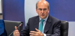 Συνάντηση Χατζηδάκη με τον πρέσβη της Αιγύπτου - Μετά τις ηλεκτρονικές, έπεσαν και οι κανονικές υπογραφές για το EMGF