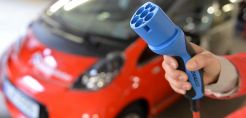 Mitsubishi: Λανσάρει αυτοκίνητο που μπορεί να ηλεκτροδοτήσει ολόκληρο σπίτι