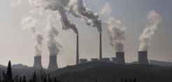 Η Κίνα ανεβάζει τον πήχη για τη μείωση εκπομπών ρύπων