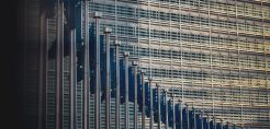 Αναχώματα στην ενεργειακή πολιτική Τραμπ αναζητούν ΕΕ και ΗΠΑ – Ο αγώνας δρόμου στον ΟΟΣΑ