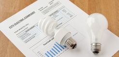 Τι προβλέπει το «Affordable Energy Action Plan» της Κομισιόν για την άμεση μείωση των λογαριασμών ρεύματος – Παρεμβάσεις σε κόστη δικτύου, φόρους και αλλαγή προμηθευτή