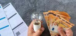 Αναπροσαρμόζουν προς τα πάνω τη βασική τους χρέωση στα τιμολόγια οι πάροχοι μετά το πλαφόν των 5 ευρώ στο πάγιο