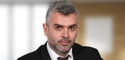 Συνέντευξη Δαγούμα: Απαραίτητο να συμβαδίσει το ρυθμιστικό πλαίσιο με τις νέες ευρωπαϊκές εξελίξεις - Το μήνυμα προς τους επενδυτές των ΑΠΕ