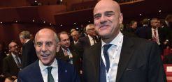 Reuters: Η Ρώμη σκοπεύει να ανανεώσει για τρίτη θητεία τους CEO των Eni και Enel, Ντεσκάλτσι και Σταράτσε