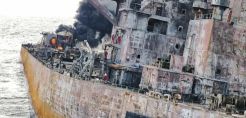 Δύο πετρελαιοκηλίδες στην επιφάνεια της θάλασσας μετά το ναυάγιο ιρανικού δεξαμενόπλοιου