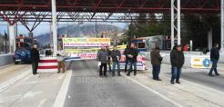 «Άνοιξαν» τα διόδια της Νεστάνης σε ένδειξη διαμαρτυρίας για την πώληση της ΔΕΗ Μεγαλόπολης 