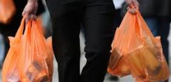 Διπλασιάζει το τέλος για τις πλαστικές σακούλες η Μεγάλη Βρετανία