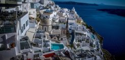 Ηλεκτρική ενέργεια από τα αστικά απορριμμάτα της Σαντορίνης θα παράγει η ΔΕΗ Ανανεώσιμες 