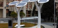 Βουλγαρία: Οι κάτοικοι του Μπουργκάς φορτίζουν τα τηλέφωνά τους από φουτουριστικά "δέντρα"