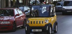 Ecocar: Kυκλοφορεί με 1 ευρώ/100 χλμ και φορτίζει στην πρίζα του σπιτιού