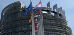 Δεσμευτικό στόχο 35% για τις ΑΠΕ μέχρι το 2030 υπερψήφισε το Ευρωκοινοβούλιο
