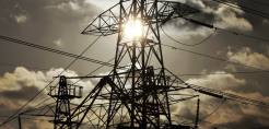 Πρόσω ολοταχώς για 300 ευρώ/MWh η χονδρική ρεύματος - "Ράλι" στις τιμές φυσικού αερίου και ρύπων