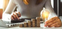 Βρετανία: Οι χαμηλότερες τιμές χονδρικής αναπροσαρμόζουν προς τα κάτω τις τιμές λιανικής σε ρεύμα και φυσικό αέριο