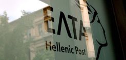 Τα ΕΛΤΑ παρέδωσαν 87 τόνους δεμάτων για τους πλημμυροπαθείς στη Δυτ. Αττική